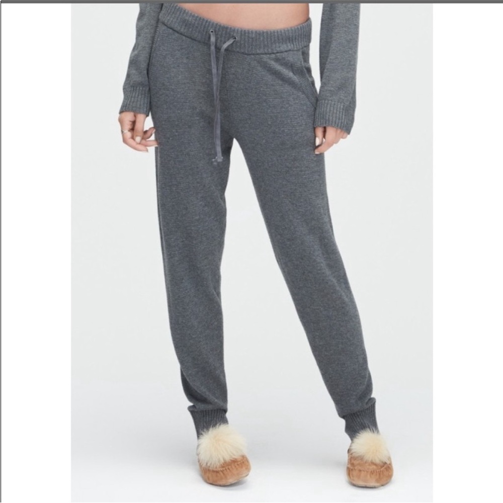 Women's UGG JOELLE LOUNGE PANTS
Small GRAY